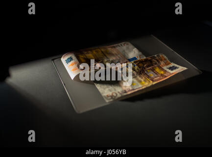 Mainz, Allemagne. 30Th Mar, 2017. Un billet d'Euro 50 (retour) et un faux sont placés sur une ligne de lumière pour l'inspection à Mainz, Allemagne, 30 mars 2017. La Banque fédérale allemande a un centre de l'analyse de la contrefaçon qui est situé au siège de l'institution, à Mayence. Photo : Andreas Arnold/dpa/Alamy Live News Banque D'Images