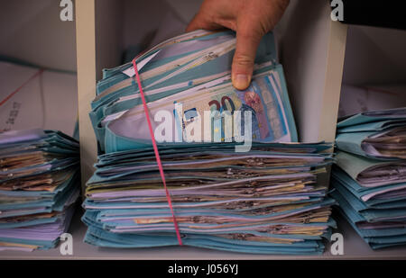 Mainz, Allemagne. 30Th Mar, 2017. Un employé de la banque fédérale montre a obtenu 20 projets euro contrefaits à Mainz, Allemagne, 30 mars 2017. La Banque fédérale allemande a un centre de l'analyse de la contrefaçon qui est situé au siège de l'institution, à Mayence. Photo : Andreas Arnold/dpa/Alamy Live News Banque D'Images