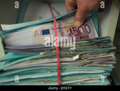 Mainz, Allemagne. 30Th Mar, 2017. Un employé de la banque fédérale montre a obtenu 20 projets euro contrefaits à Mainz, Allemagne, 30 mars 2017. La Banque fédérale allemande a un centre de l'analyse de la contrefaçon qui est situé au siège de l'institution, à Mayence. Photo : Andreas Arnold/dpa/Alamy Live News Banque D'Images