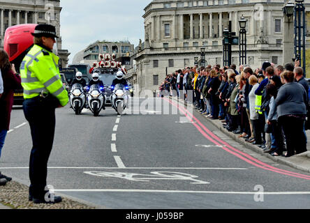 Londres, Royaume-Uni. 10 avr, 2017. Un agent de police s'incline la tête comme le cortège funèbre de PC Keith Palmer passe au-dessus de Lambeth Bridge sur son chemin à partir de Westminster à Southwark Cathedral Crédit : PjrNews/Alamy Live News Banque D'Images