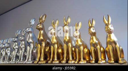 Berlin, Allemagne. Mar 29, 2017. Lapins de Pâques d'or et d'argent vu à Berlin, Allemagne, 29 mars 2017. - Pas de service de fil - Photo : XAMAX/dpa/Alamy Live News Banque D'Images