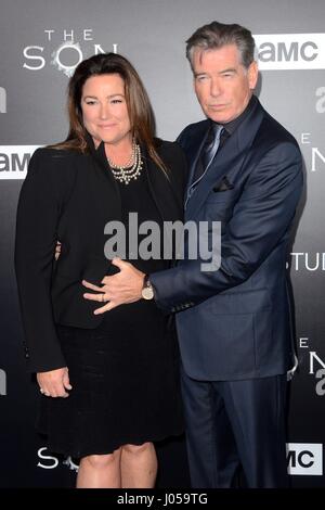 Keely Shaye Smith, Pierce Brosnan au niveau des arrivées pour le fils du CMA Series Premiere, Théâtre ArcLight, Los Angeles, CA, le 3 avril 2017. Photo par : Priscilla Grant/Everett Collection Banque D'Images