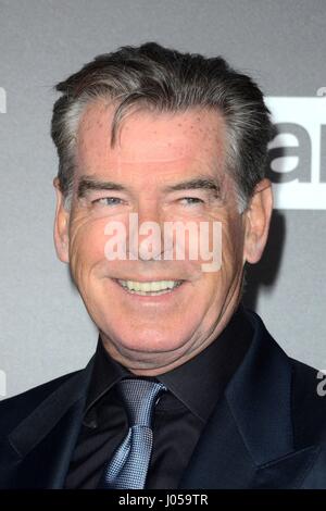 Pierce Brosnan au niveau des arrivées pour le fils du CMA Series Premiere, Théâtre ArcLight, Los Angeles, CA, le 3 avril 2017. Photo par : Priscilla Grant/Everett Collection Banque D'Images