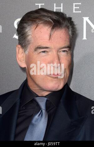 Pierce Brosnan au niveau des arrivées pour le fils du CMA Series Premiere, Théâtre ArcLight, Los Angeles, CA, le 3 avril 2017. Photo par : Priscilla Grant/Everett Collection Banque D'Images