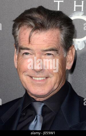 Pierce Brosnan au niveau des arrivées pour le fils du CMA Series Premiere, Théâtre ArcLight, Los Angeles, CA, le 3 avril 2017. Photo par : Priscilla Grant/Everett Collection Banque D'Images