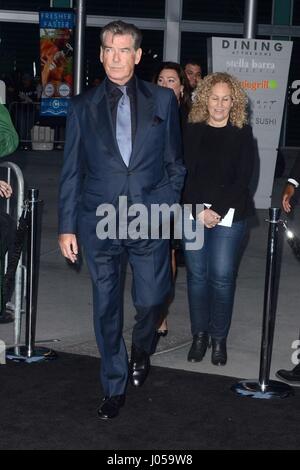 Pierce Brosnan au niveau des arrivées pour le fils du CMA Series Premiere, Théâtre ArcLight, Los Angeles, CA, le 3 avril 2017. Photo par : Priscilla Grant/Everett Collection Banque D'Images