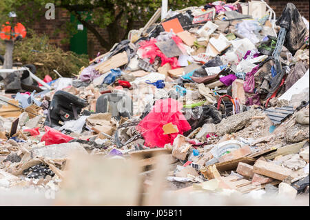 Nouveau traversier, Wirral, UK. 10 avril, 2017. La scène de l'explosion de gaz a été transférés à partir de la Police de Merseyside à WIrral Borough Council. L'opération de nettoyage commence et, pour la première fois, les résidents et les propriétaires sont admis dans la zone pour récupérer des effets personnels, dont un grand nombre de vêtements et effets personnels sont éparpillés à travers la scène. Les dommages sont si grands, qu'un grand nombre des bâtiments devront être démolis et reconstruits. © Paul Warburton Banque D'Images