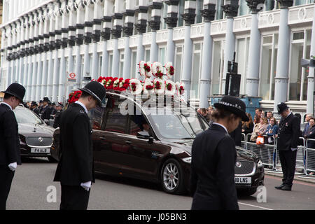 Londres, Royaume-Uni. 10 avr, 2017. Les agents de police à Southwark comme aux funérailles de PC Keith Palmer fait son chemin à la cathédrale de Southwark. Credit : Thabo Jaiyesimi/Alamy Live News Banque D'Images