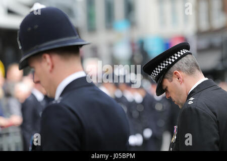 Southwark, Londres, Royaume-Uni. 10 avr, 2017. Le cortège funèbre transportant le cercueil de policier Keith Palmer arrive à la cathédrale de Southwark à Londres à l'avance ses funérailles. Des milliers de personnes et les officiers de police No1 Dress uniform bordent les rues autour de la cathédrale de Southwark à Londres. PC Palmer a été assassiné juste à l'intérieur de la porte par Westminster attaquant Khalid Masood - une attaque dans laquelle il a également tué quatre personnes sur le pont de Westminster. Credit : Dinendra Haria/Alamy Live News Banque D'Images