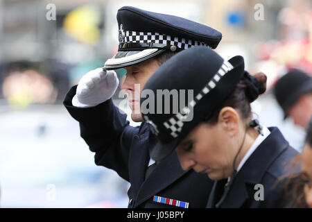 Southwark, Londres, Royaume-Uni. 10 avr, 2017. Le cortège funèbre transportant le cercueil de policier Keith Palmer arrive à la cathédrale de Southwark à Londres à l'avance ses funérailles. Des milliers de personnes et les officiers de police No1 Dress uniform bordent les rues autour de la cathédrale de Southwark à Londres. PC Palmer a été assassiné juste à l'intérieur de la porte par Westminster attaquant Khalid Masood - une attaque dans laquelle il a également tué quatre personnes sur le pont de Westminster. Credit : Dinendra Haria/Alamy Live News Banque D'Images