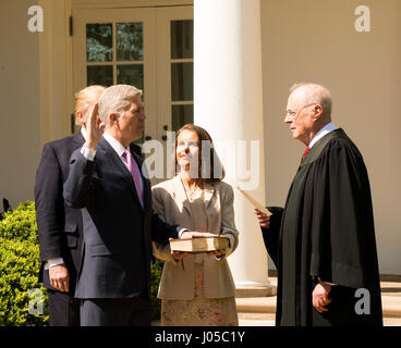 Washington DC, le 10 avril 2017, USA : Le président Donald J. Trump présente le nouvel associé de la Cour suprême, Neil Gorsuch lors d'une cérémonie à la Maison Blanche Rose Garden. La justice Gorsuch a ensuite été assermenté par le juge Anthony Kennedy Photo de Patsy Lynch/MediaPunch Banque D'Images