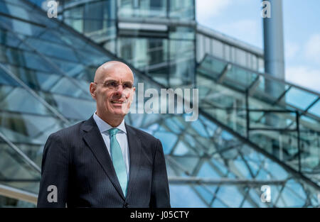 Hanovre, Allemagne. 6ème apr 2017. Thomas Buerkle, président de Norddeutsche Landesbank Girozentrale (nord de l'État allemand, BANQUE NORD/LB), photographié en face du siège à Hanovre, Allemagne, 6 avril 2017. Photo : Peter Steffen/dpa/Alamy Live News Banque D'Images