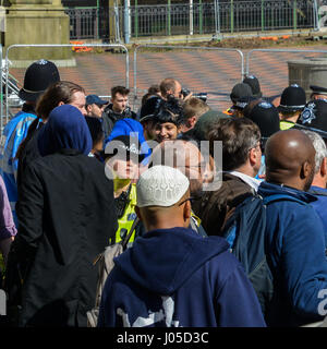 Avril 8th, 2017 - Birmingham, UK : Saffiyah Khan, un résident local Birmingham sourit à l'extrême du militantisme English Defence League (EDL) partisans qu'ils organiser un rassemblement dans le centre de Birmingham, UK Banque D'Images