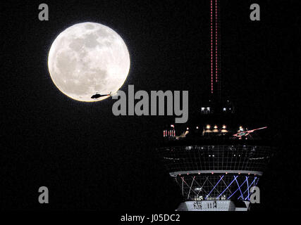 Las Vegas, Nevada, USA. Apr 25, 2013. Un hélicoptère vole par une pleine lune qu'il s'élève derrière la stratosphère Tower le 25 avril 2013, à Las Vegas, Nevada. Crédit : David Becker/ZUMA/Alamy Fil Live News Banque D'Images