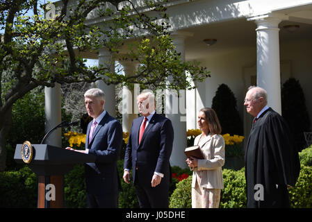 Washington, USA. 10 avr, 2017. Neil Gorsuch (1re L) prend la parole lors de la cérémonie d'assermentation en tant que nouveau membre de la Cour suprême des États-Unis à la Maison Blanche à Washington, DC, États-Unis, le 10 avril 2017. Neil Gorsuch le lundi a prêté serment en tant que nouveau membre de la Cour suprême des États-Unis, l'ajout d'un conservateur de l'ombre pour le judiciaire qui se prononcera bientôt sur un certain nombre de questions controversées, y compris des armes à feu et de vote de l'homme. Credit : Yin Bogu/Xinhua/Alamy Live News Banque D'Images