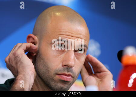 Turin, Italie. 10 avr, 2017. Javier Mascherano ressemble au cours de la FCB Barcelone à la veille de la conférence de presse à la veille de la 1ère manche du quart de finale de la Ligue des Champions entre la Juventus et Barcelone FCB au Juventus Stadium le 10 avril 2017 à Turin, Italie. Credit : Massimiliano Ferraro/Alamy Live News Banque D'Images