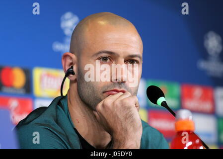 Turin, Italie. 10 avr, 2017. Javier Mascherano ressemble au cours de la FCB Barcelone à la veille de la conférence de presse à la veille de la 1ère manche du quart de finale de la Ligue des Champions entre la Juventus et Barcelone FCB au Juventus Stadium le 10 avril 2017 à Turin, Italie. Credit : Massimiliano Ferraro/Alamy Live News Banque D'Images