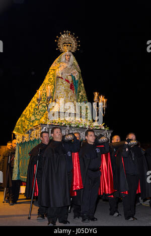 Adeje, Tenerife, Espagne. 10 avr, 2017. Le premier des processions de la Semaine Sainte se déroule dans la région de Las Vinas la ville d'Adeje. Une statue de la Vierge est portée à travers les rues. Credit : Phil Crean A/Alamy Live News Banque D'Images