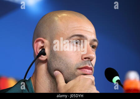 Turin, Italie. 10 avr, 2017. Javier Mascherano ressemble au cours de la FCB Barcelone à la veille de la conférence de presse à la veille de la 1ère manche du quart de finale de la Ligue des Champions entre la Juventus et Barcelone FCB au Juventus Stadium le 10 avril 2017 à Turin, Italie. Credit : Massimiliano Ferraro/Alamy Live News Banque D'Images