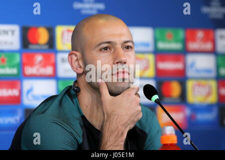 Turin, Italie. 10 avr, 2017. Javier Mascherano ressemble au cours de la FCB Barcelone à la veille de la conférence de presse à la veille de la 1ère manche du quart de finale de la Ligue des Champions entre la Juventus et Barcelone FCB au Juventus Stadium le 10 avril 2017 à Turin, Italie. Credit : Massimiliano Ferraro/Alamy Live News Banque D'Images