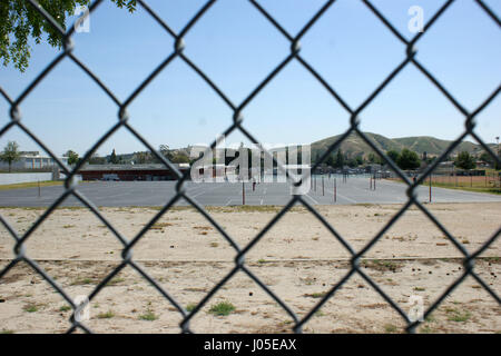 San Bernardino, USA. 10 avr, 2017. Le Parc Nord École élémentaire est vu à San Bernardino de Californie, États-Unis, le 10 avril 2017. Trois personnes ont été tuées, dont un enfant de 8 ans, étudiant dans une fusillade qui se produisent sur le campus de North Park Elementary School à San Bernardino de Californie le lundi. Credit : Mu Yibing/Xinhua/Alamy Live News Banque D'Images