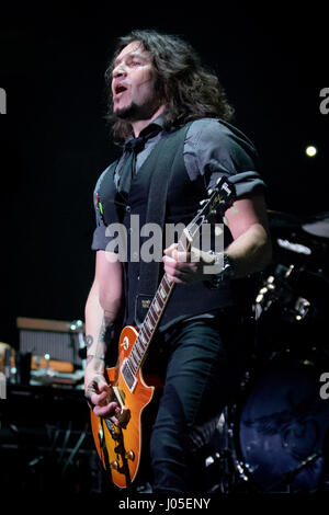 Toronto, Ontario, Canada. 10 avr, 2017. Groupe de rock américain 'Bon Jovi' secoua l'Air Canada Centre, à Toronto, le 1 mars 2017, oth. Dans l'image - guitariste Phil X/Vidyashev Crédit : Igor Fil ZUMA/Alamy Live News Banque D'Images