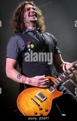 Toronto, Ontario, Canada. 10 avr, 2017. Groupe de rock américain 'Bon Jovi' secoua l'Air Canada Centre, à Toronto, le 1 mars 2017, oth. Dans l'image - guitariste Phil X/Vidyashev Crédit : Igor Fil ZUMA/Alamy Live News Banque D'Images