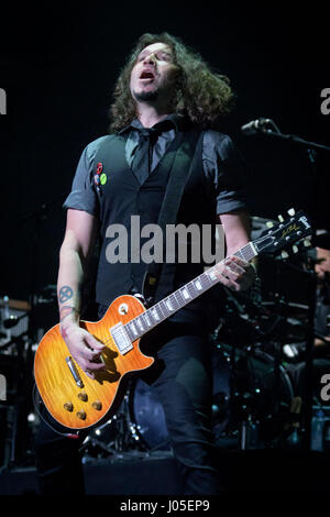 Toronto, Ontario, Canada. 10 avr, 2017. Groupe de rock américain 'Bon Jovi' secoua l'Air Canada Centre, à Toronto, le 1 mars 2017, oth. Dans l'image - guitariste Phil X/Vidyashev Crédit : Igor Fil ZUMA/Alamy Live News Banque D'Images