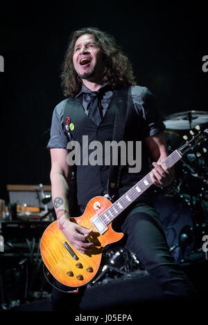 Toronto, Ontario, Canada. 10 avr, 2017. Groupe de rock américain 'Bon Jovi' secoua l'Air Canada Centre, à Toronto, le 1 mars 2017, oth. Dans l'image - guitariste Phil X/Vidyashev Crédit : Igor Fil ZUMA/Alamy Live News Banque D'Images