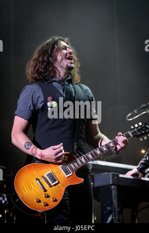 Toronto, Ontario, Canada. 10 avr, 2017. Groupe de rock américain 'Bon Jovi' secoua l'Air Canada Centre, à Toronto, le 1 mars 2017, oth. Dans l'image - guitariste Phil X/Vidyashev Crédit : Igor Fil ZUMA/Alamy Live News Banque D'Images