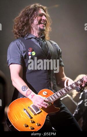 Toronto, Ontario, Canada. 10 avr, 2017. Groupe de rock américain 'Bon Jovi' secoua l'Air Canada Centre, à Toronto, le 1 mars 2017, oth. Dans l'image - guitariste Phil X/Vidyashev Crédit : Igor Fil ZUMA/Alamy Live News Banque D'Images