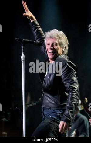 Toronto, Ontario, Canada. 10 avr, 2017. Groupe de rock américain 'Bon Jovi' secoua l'Air Canada Centre, à Toronto, le 1 mars 2017, oth. Dans l'image - leader du groupe Jon Bon Jovi. Crédit : Igor/Vidyashev ZUMA Wire/Alamy Live News Banque D'Images