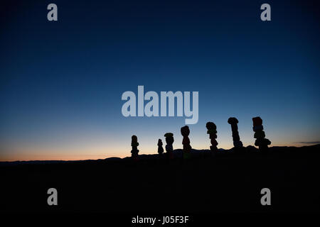 Jean, Nevada, USA. 10 avr, 2017. Le grand public art installation intitulée sept Montagne magique" par l'artiste suisse Ugo Rondinone est vu au coucher du soleil le 10 avril 2017 près de Jean, Nevada. L'œuvre, composée de sept tours de couleurs, de rochers empilés debout plus de trente pieds de haut, est programmé pour être affiché jusqu'en mai 2018. Crédit : David Becker/ZUMA/Alamy Fil Live News Banque D'Images