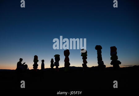 Jean, Nevada, USA. 10 avr, 2017. Le grand public art installation intitulée sept Montagne magique" par l'artiste suisse Ugo Rondinone est vu au coucher du soleil le 10 avril 2017 près de Jean, Nevada. L'œuvre, composée de sept tours de couleurs, de rochers empilés debout plus de trente pieds de haut, est programmé pour être affiché jusqu'en mai 2018. Crédit : David Becker/ZUMA/Alamy Fil Live News Banque D'Images