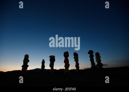 Jean, Nevada, USA. 10 avr, 2017. Le grand public art installation intitulée sept Montagne magique" par l'artiste suisse Ugo Rondinone est vu au coucher du soleil le 10 avril 2017 près de Jean, Nevada. L'œuvre, composée de sept tours de couleurs, de rochers empilés debout plus de trente pieds de haut, est programmé pour être affiché jusqu'en mai 2018. Crédit : David Becker/ZUMA/Alamy Fil Live News Banque D'Images