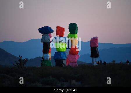 Jean, Nevada, USA. 10 avr, 2017. Le grand public art installation intitulée sept Montagne magique" par l'artiste suisse Ugo Rondinone est vu au coucher du soleil le 10 avril 2017 près de Jean, Nevada. L'œuvre, composée de sept tours de couleurs, de rochers empilés debout plus de trente pieds de haut, est programmé pour être affiché jusqu'en mai 2018. Crédit : David Becker/ZUMA/Alamy Fil Live News Banque D'Images