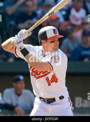 Baltimore, États-Unis. 09 avr, 2017. Le voltigeur des orioles de Baltimore, Craig Gentry (14) de chauves-souris dans le bas de la septième manche contre les Yankees de New York à l'Oriole Park at Camden Yards de Baltimore, MD, le dimanche 9 avril, 2017. Les Yankees ont gagné le match 7 - 3. Credit : Ron Sachs/CNP (restriction : NO New York ou le New Jersey Journaux ou journaux dans un rayon de 75 km de la ville de New York) - AUCUN FIL SERVICE - Photo : Ron Sachs/consolidé/dpa/Alamy Live News Banque D'Images