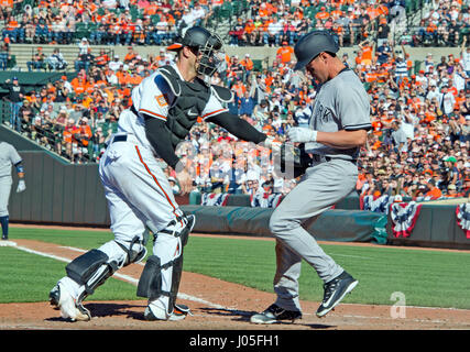 Baltimore, États-Unis. 09 avr, 2017. New York Yankees Jacoby Ellsbury coureur (22), droit, obtient le feu vert à exécuter en neuvième manche malgré la tentative de balise par Baltimore Orioles catcher Caleb Joseph (36), à gauche, à l'Oriole Park at Camden Yards de Baltimore, MD, le dimanche 9 avril, 2017. Les Yankees ont gagné le match 7 - 3. Credit : Ron Sachs/CNP (restriction : NO New York ou le New Jersey Journaux ou journaux dans un rayon de 75 km de la ville de New York) - AUCUN FIL SERVICE - Photo : Ron Sachs/consolidé/dpa/Alamy Live News Banque D'Images