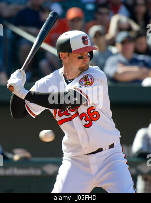 Baltimore, États-Unis. 09 avr, 2017. Baltimore Orioles catcher Caleb Joseph (36) les chauves-souris en sixième manche contre les Yankees de New York à l'Oriole Park at Camden Yards de Baltimore, MD, le dimanche 9 avril, 2017. Les Yankees ont gagné le match 7 - 3. Credit : Ron Sachs/CNP (restriction : NO New York ou le New Jersey Journaux ou journaux dans un rayon de 75 km de la ville de New York) - AUCUN FIL SERVICE - Photo : Ron Sachs/consolidé/dpa/Alamy Live News Banque D'Images