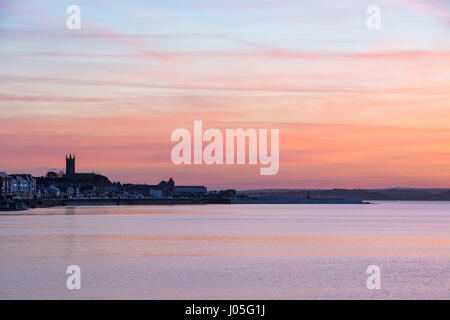 Tolcarne, Cornwall, UK. 11 avril 2017. Météo britannique. Le soleil se lève sur Mounts Bay. On voit ici la vue vers Penzance. Crédit : Simon Maycock/Alamy Live News Banque D'Images