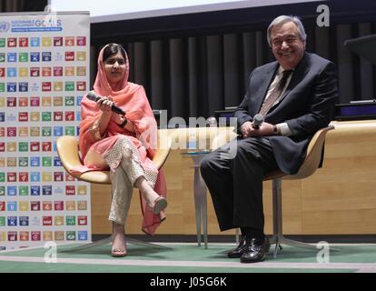 Organisation des Nations Unies, New York, USA. 10 avril 2017. Secrétaire général M. Antonio Guterres, Malala Yousafzai, désigné porte-parole mondial pour l'éducation des filles et le plus jeune Prix Nobel de la paix, en tant que messager de la paix des Nations Unies avec un accent particulier sur l'éducation des filles, à l'occasion d'une cérémonie tenue aujourd'hui au siège des Nations Unies à New York. Photo : Luiz Rampelotto/EuropaNewswire | Verwendung weltweit Banque D'Images