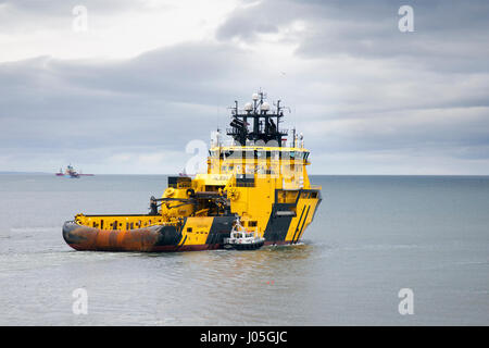 Les navires de ravitaillement de forage de l'Aberdeen, Écosse, Royaume-Uni. Apr 11, 2017. Météo britannique. Couvert nuageux avec averses et tempêtes comme prévu un Viking Njord TUG SUPPLY navire quitte le port d'Aberdeen pour plates-formes pétrolières de la mer du Nord. Le Njord Viking est un haut Ice-classé navire AHTS capable de naviguer dans des régions au large de l'environnement, ainsi que les opérations de l'arctique ou subarctique. Credit : MediaWorldImages/Alamy Live News Banque D'Images