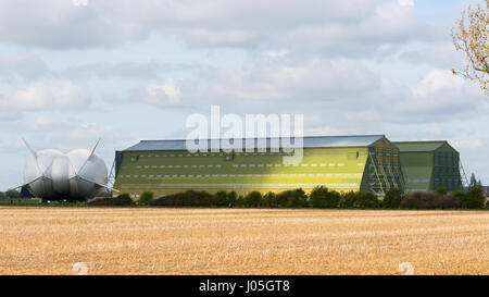 Cardington, Bedfordshire, Royaume-Uni. Apr 11, 2017. L'HYBRIDE Véhicules Air Airlander 10 est amarré à son nouveau mât d'amarrage (MMM), un véhicule à chenilles et mât d'amarrage, ce qui rend plus facile à contrôler et à "repousser" l'Airlander lorsqu'il manoeuvre autour de l'aérodrome. L'aéronef est due pour commencer c'est 2017 Programme d'essais en vol de ce mois. Un système d'atterrissage auxiliaire (ALS) a été ajouté qui permet à l'avion à atterrir en toute sécurité à une plus grande variété d'angles d'atterrissage. Crédit photo : Mick Flynn/Alamy Live News Banque D'Images