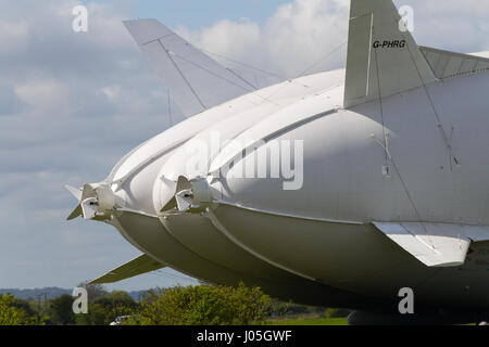 Cardington, Bedfordshire, Royaume-Uni. Apr 11, 2017. L'HYBRIDE Véhicules Air Airlander 10 est amarré à son nouveau mât d'amarrage (MMM), un véhicule à chenilles et mât d'amarrage, ce qui rend plus facile à contrôler et à "repousser" l'Airlander lorsqu'il manoeuvre autour de l'aérodrome. L'aéronef est due pour commencer c'est 2017 Programme d'essais en vol de ce mois. Un système d'atterrissage auxiliaire (ALS) a été ajouté qui permet à l'avion à atterrir en toute sécurité à une plus grande variété d'angles d'atterrissage. Crédit photo : Mick Flynn/Alamy Live News Banque D'Images