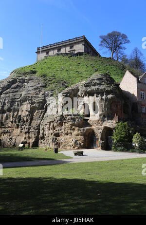 Château de Nottingham et grottes dans les falaises de grès UK Avril 2017 Banque D'Images