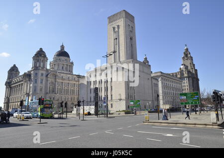 Le Pier Head, sur la rivière Mersey à Liverpool avec la Cunard Building à gauche et le Mersey Tunnel, dans le centre Banque D'Images