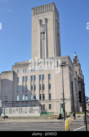 Le Mersey Tunnel s'appuyant sur le Pier Head, sur la rivière Mersey à Liverpool. Banque D'Images