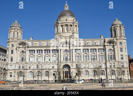 Le port de Liverpool Building dans le Pier Head, sur la rivière Mersey à Liverpool. Banque D'Images