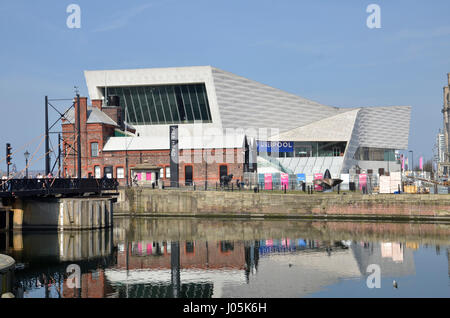 Le Pier Head, sur la rivière Mersey à Liverpool avec le Musée de Liverpool dans le centre Banque D'Images