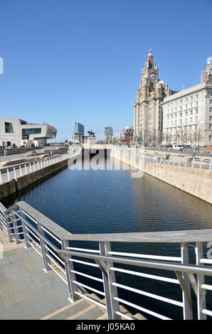 Le Pier Head, sur la rivière Mersey à Liverpool avec le foie et les bâtiments de Cunard en haut à droite et de la Mersey ferries sur la gauche. Banque D'Images